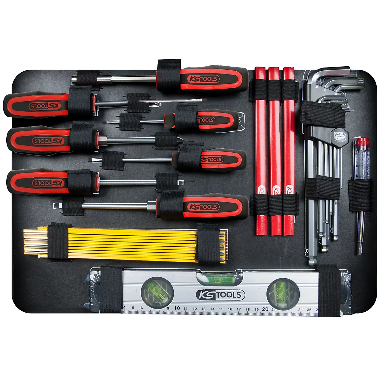 Werkzeugkasten mit Schraubendrehern, Inbusschlüsseln, Wasserwaage und Zollstock. Schwarzer Hintergrund, rotes und gelbes Werkzeug.